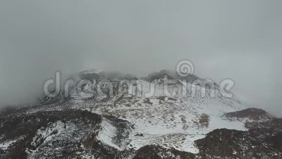 严重的沙漠山体景观恶劣的生存条件维约火山顶的空中景色视频的预览图