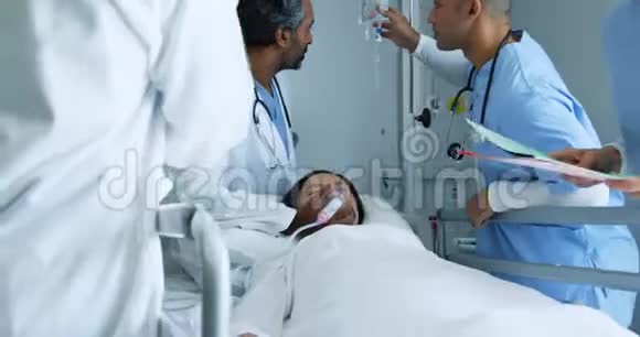 医生一起为病床上的病人工作视频的预览图
