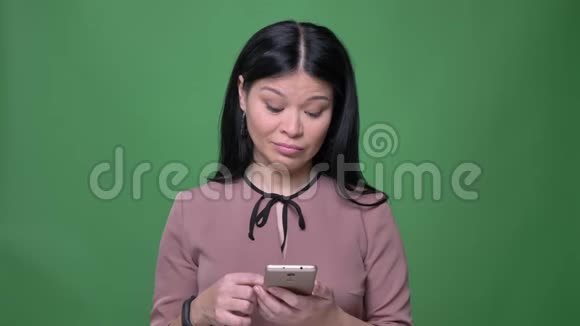 年轻有魅力的亚洲女性特写镜头黑发在社交媒体上冲浪并与之反应视频的预览图