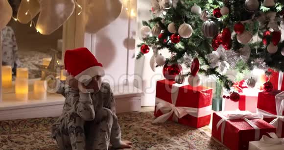 可爱的母亲给她儿子送圣诞礼物视频的预览图