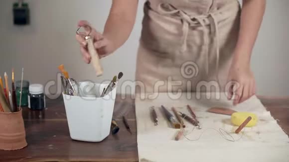 女艺术家把她的乐器放在工作桌上的杯垫上特写镜头视频的预览图