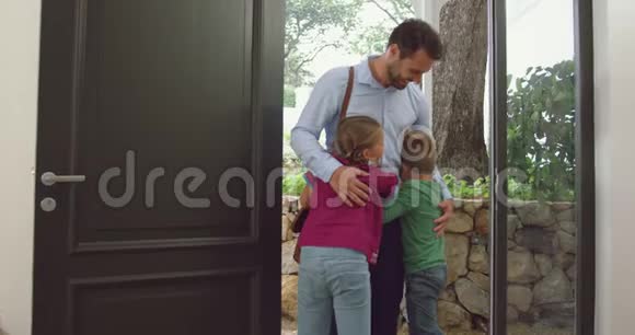 4父亲在家门口拥抱着他的孩子视频的预览图