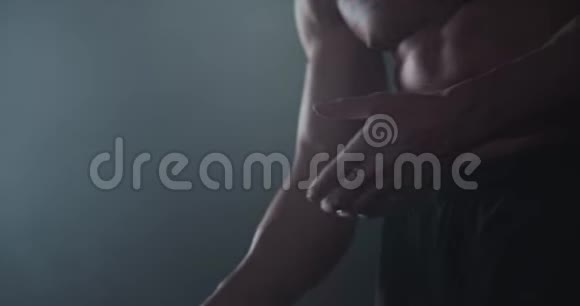特写细节全手在一个粉末交叉健身概念适合身体男子准备激烈的锻炼视频的预览图