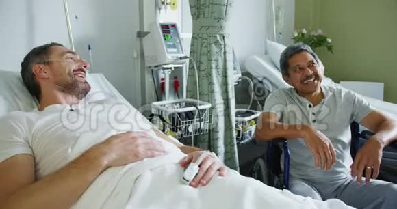 两名男性病人在4k病房谈话视频的预览图