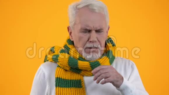咳嗽成熟男子围巾喉咙痛保健流感症状视频的预览图