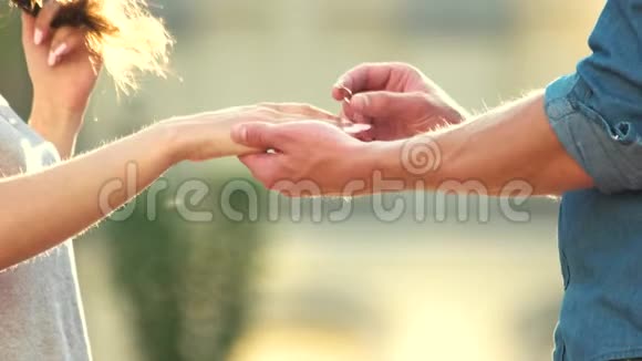 男人把订婚戒指戴在女人的手上视频的预览图