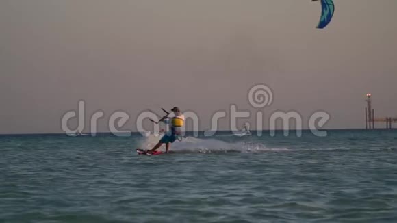 埃及一个人在水上滑行的慢镜头在海上玩风筝视频的预览图