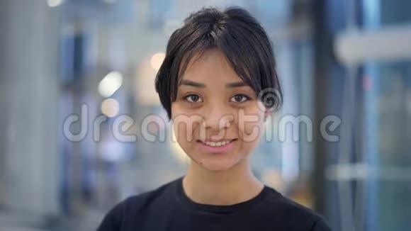 情感亚洲女孩露舌的特写镜头视频的预览图