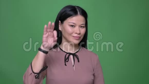 年轻迷人的黑发亚洲女性的特写镜头用一个好的手势直视镜头视频的预览图