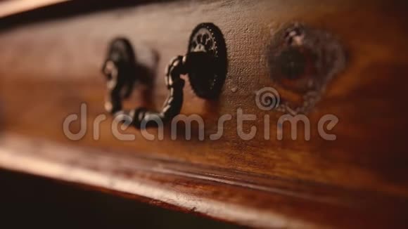古董木桌视频的预览图