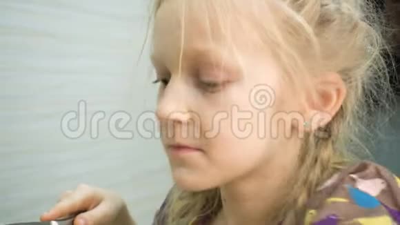 小女孩切蘑菇视频的预览图