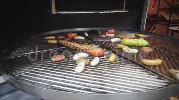 切花椒西葫芦和肉都是在烤架上煮的在户外露天烧烤野餐视频的预览图