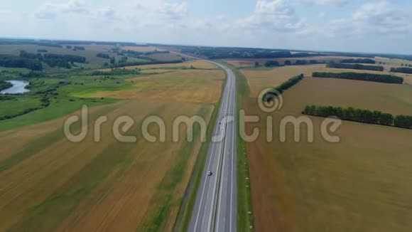 超高速无人机飞过高速公路汽车在行驶视频的预览图
