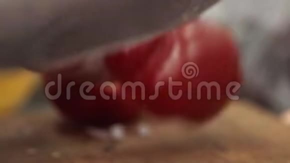 男性手把辣椒切成薄片备用在砧板上特写多汁的红椒片视频的预览图