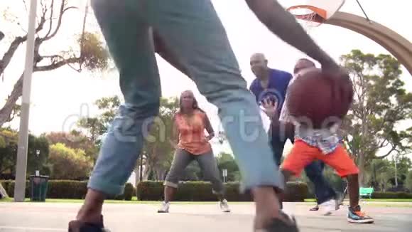 多代家庭慢动作打篮球视频的预览图