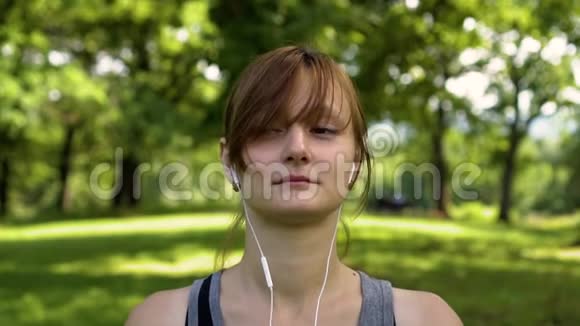 女孩在大自然中关掉音乐闭上眼睛视频的预览图