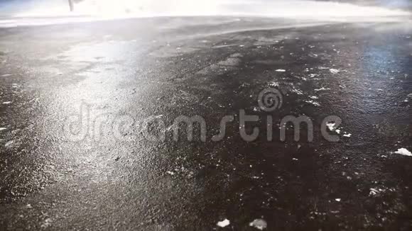 沥青路上的暴风雪很大路面上覆盖着湿滑的冰视频的预览图
