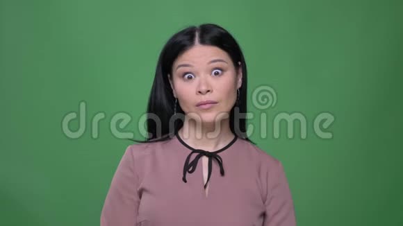 年轻迷人的黑发亚洲女性的特写镜头尴尬尴尬地看着镜头视频的预览图