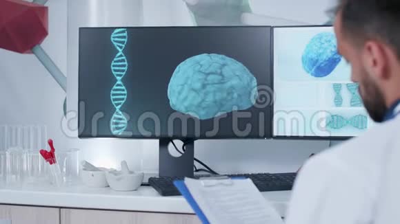 医生在三维动画大脑扫描中做笔记和学习视频的预览图