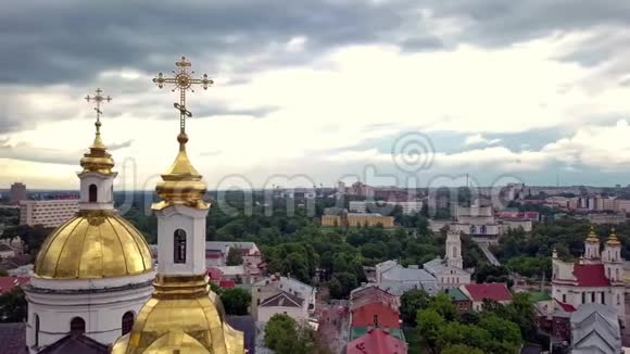 空中城市全景有一个镀金的穹顶和教堂的屋顶还有一座横跨河流的桥在前景和房子里视频的预览图