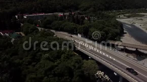 桥上交通鸟瞰图两条行车道视频的预览图