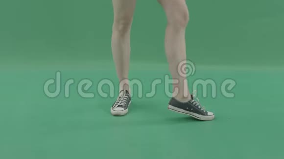 适合女性的双腿在绿色背景下跳舞视频的预览图