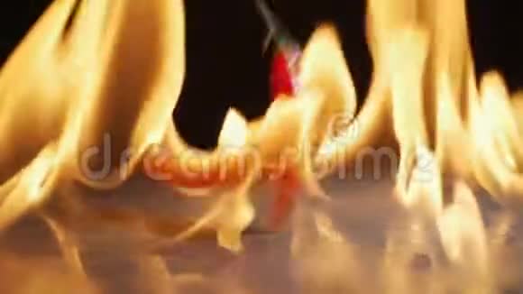 红辣椒掉进火里视频的预览图