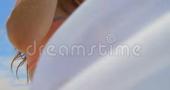 低角度视角的白种人女人玩沙龙在海滩4k视频的预览图