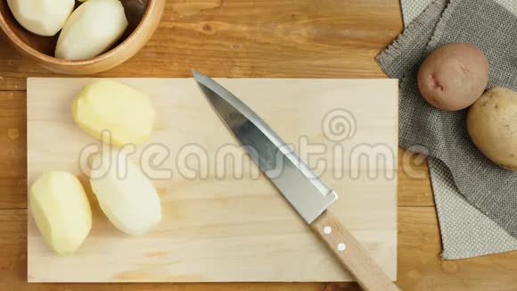 准备马铃薯在木板上烘烤的足迹视频的预览图