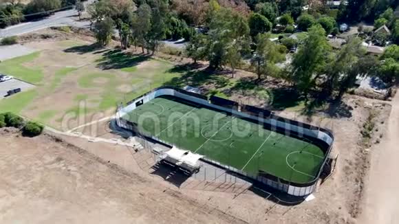 加州旱地小型足球场的鸟瞰图视频的预览图