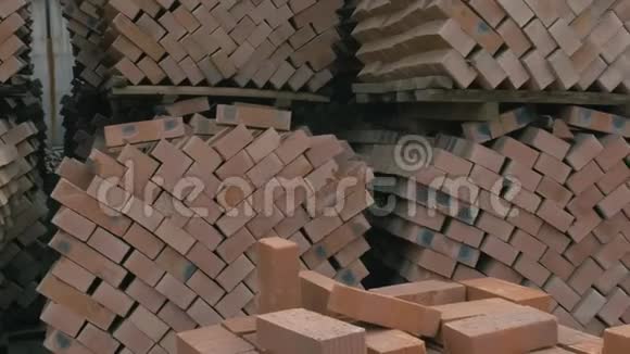 锻造车间史密斯手工制作铺炉用砖的室外仓库铁匠制造铁视频的预览图