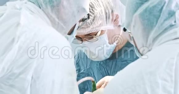 外科医生在手术室工作医学外科保健理念拍摄红色4k10位视频的预览图