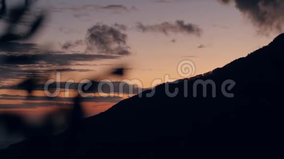 大自然背景山坡剪影和粉红色日落天空在黑暗中视频的预览图