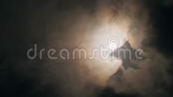 一个实时拍摄的云慢慢地穿过满月视频的预览图