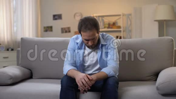 沮丧的中年男性遭受孤独心理问题危机视频的预览图