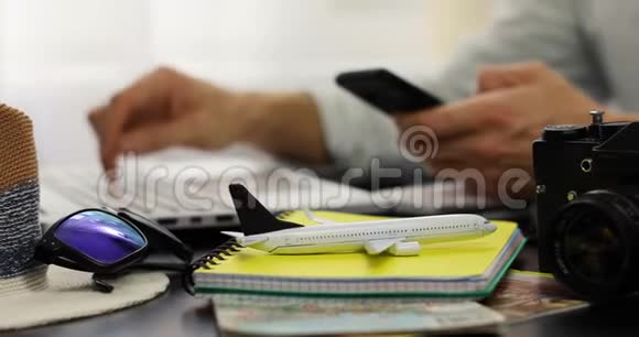 旅行预订男子使用笔记本电脑在线酒店和机票预订视频的预览图
