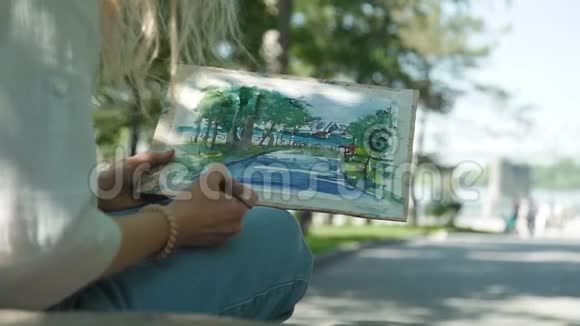 女艺术家画河堤视频的预览图