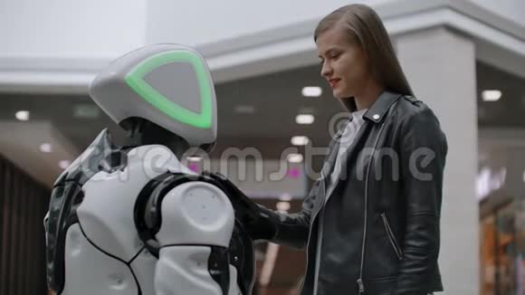 机器人看着女孩人工智能现代机器人技术机器人看着女孩视频的预览图