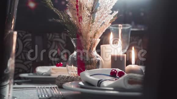 在木桌上点蜡烛黑暗中的蜡烛火焰慢慢倒转相机慢动作视频的预览图