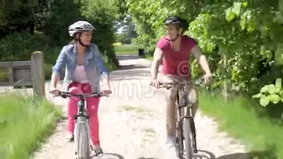 骑山上自行车的情侣视频的预览图