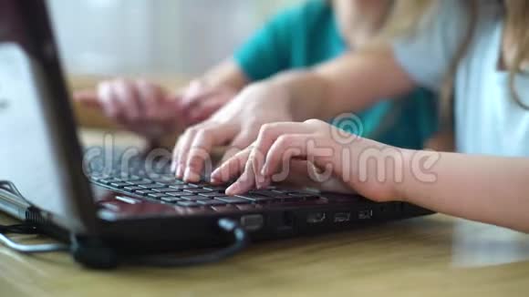 儿童手在笔记本电脑上玩网络电脑游戏视频的预览图