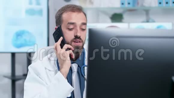 一张年轻医生在电话中交谈的手持照片视频的预览图