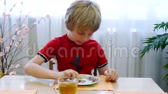 男孩吃土豆视频的预览图