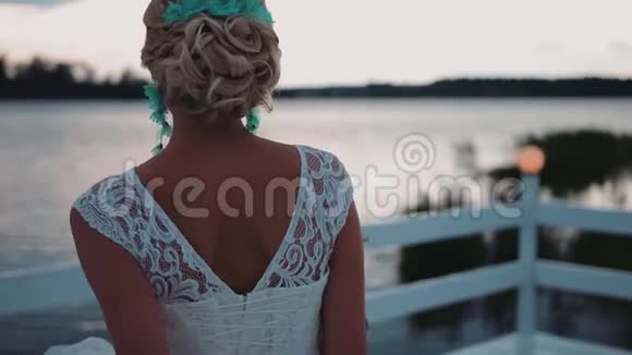 一个穿着漂亮裙子的女孩在码头上后景照相机在动视频的预览图