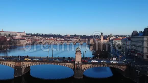 桥梁鸟瞰欧洲城市布拉格镜头捷克共和国查看普拉哈航空测量飞行的屋顶调查视频的预览图