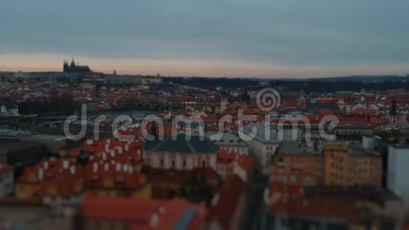 鸟瞰欧洲城市布拉格镜头捷克共和国查看普拉哈航空测量飞行的屋顶调查报告视频的预览图
