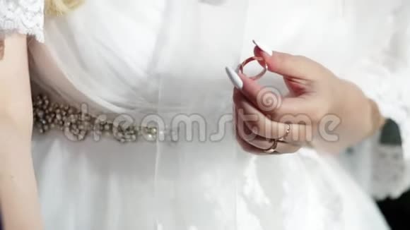 结婚典礼新郎和新娘互相戴上结婚戒指视频的预览图