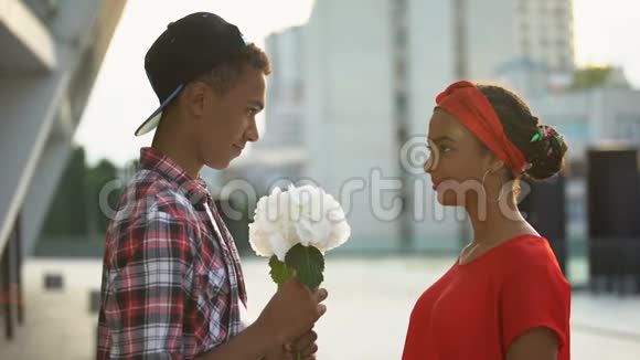 小男孩送花给美丽的女孩体验初恋浪漫视频的预览图