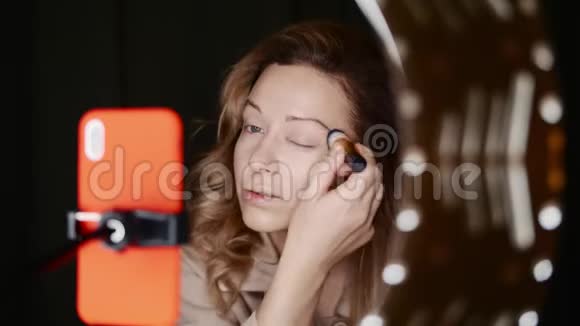 女美女vlogger正在圈光前添加粉底外套视频的预览图