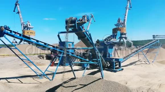 起重机和破碎机在采石场工作开采瓦砾采矿工业设备视频的预览图
